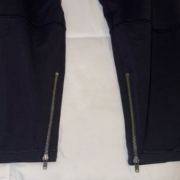 Lululemon Om & Roam Untight Tight
Black luon loose fit cargo pocket pants - Picture 4 of 16